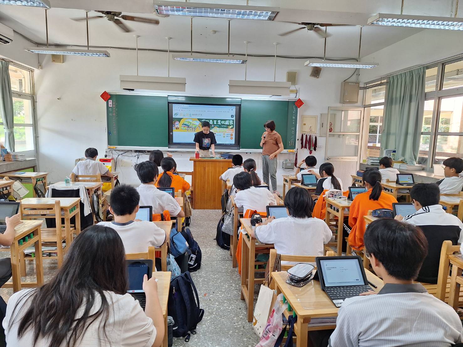 班級使用平板進行操作。
