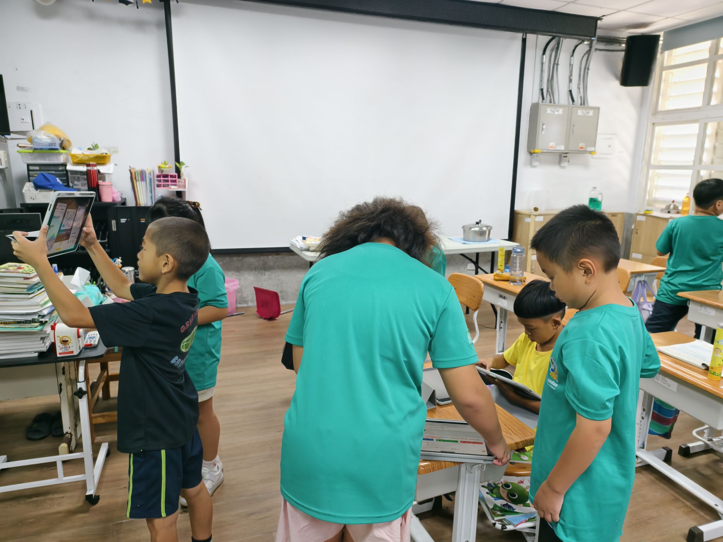 提供網站QR code，學生利用平板掃碼