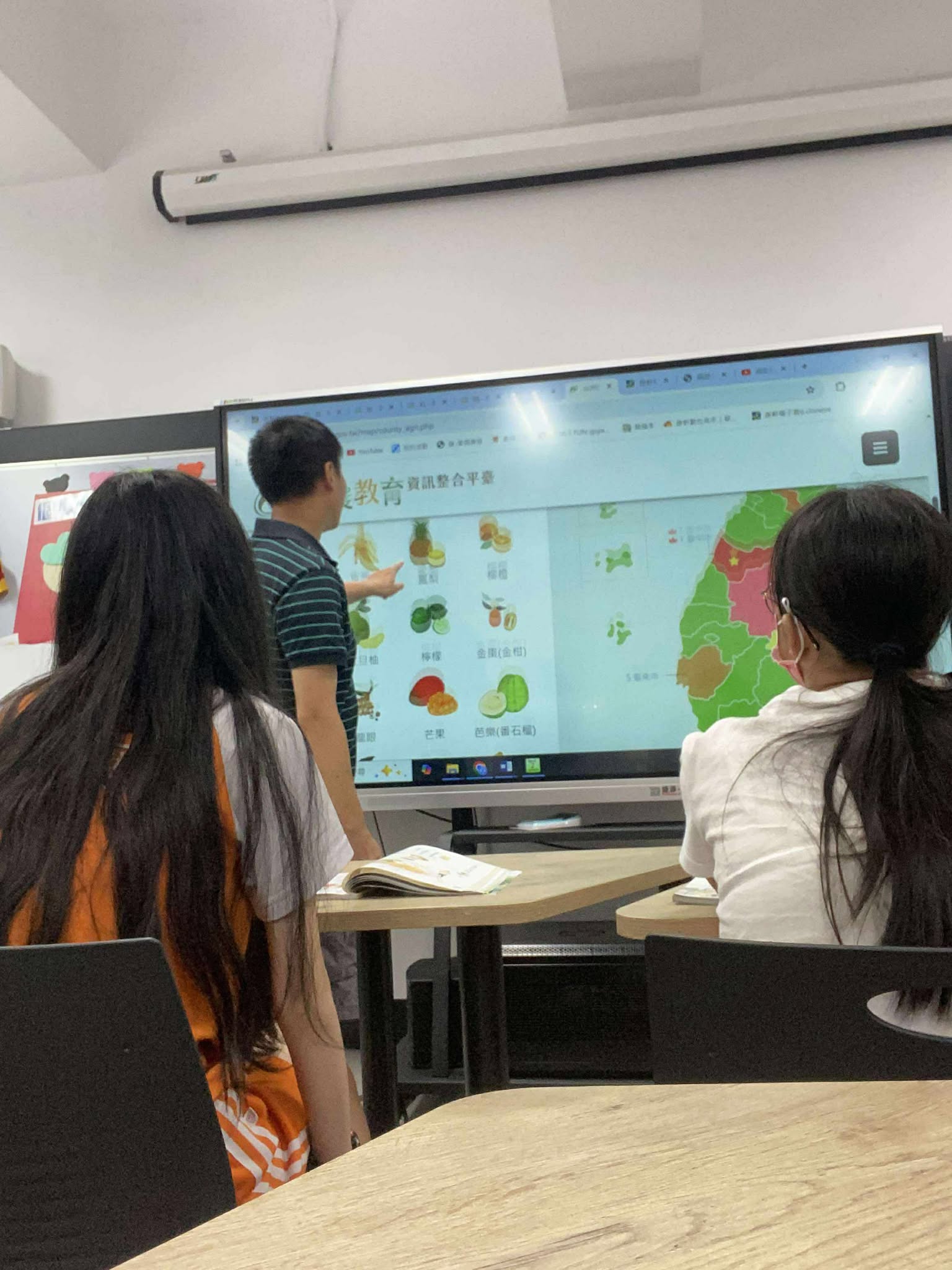 教師說明搜尋農特產品的方式