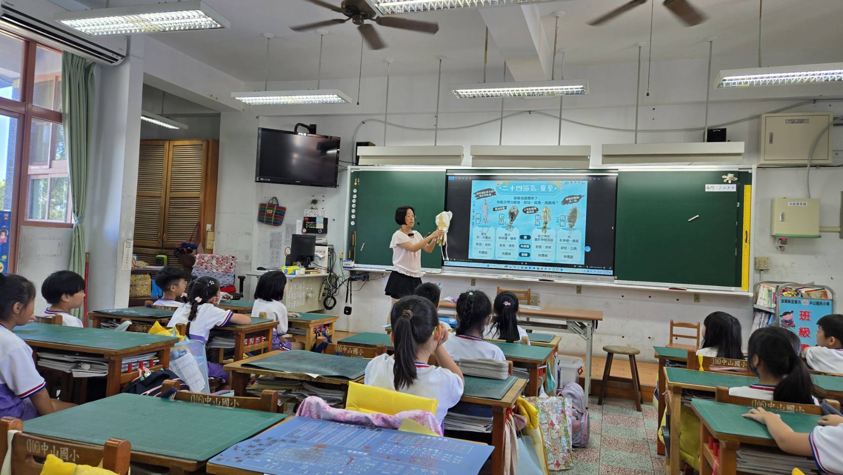 利用頭足變身偶說明