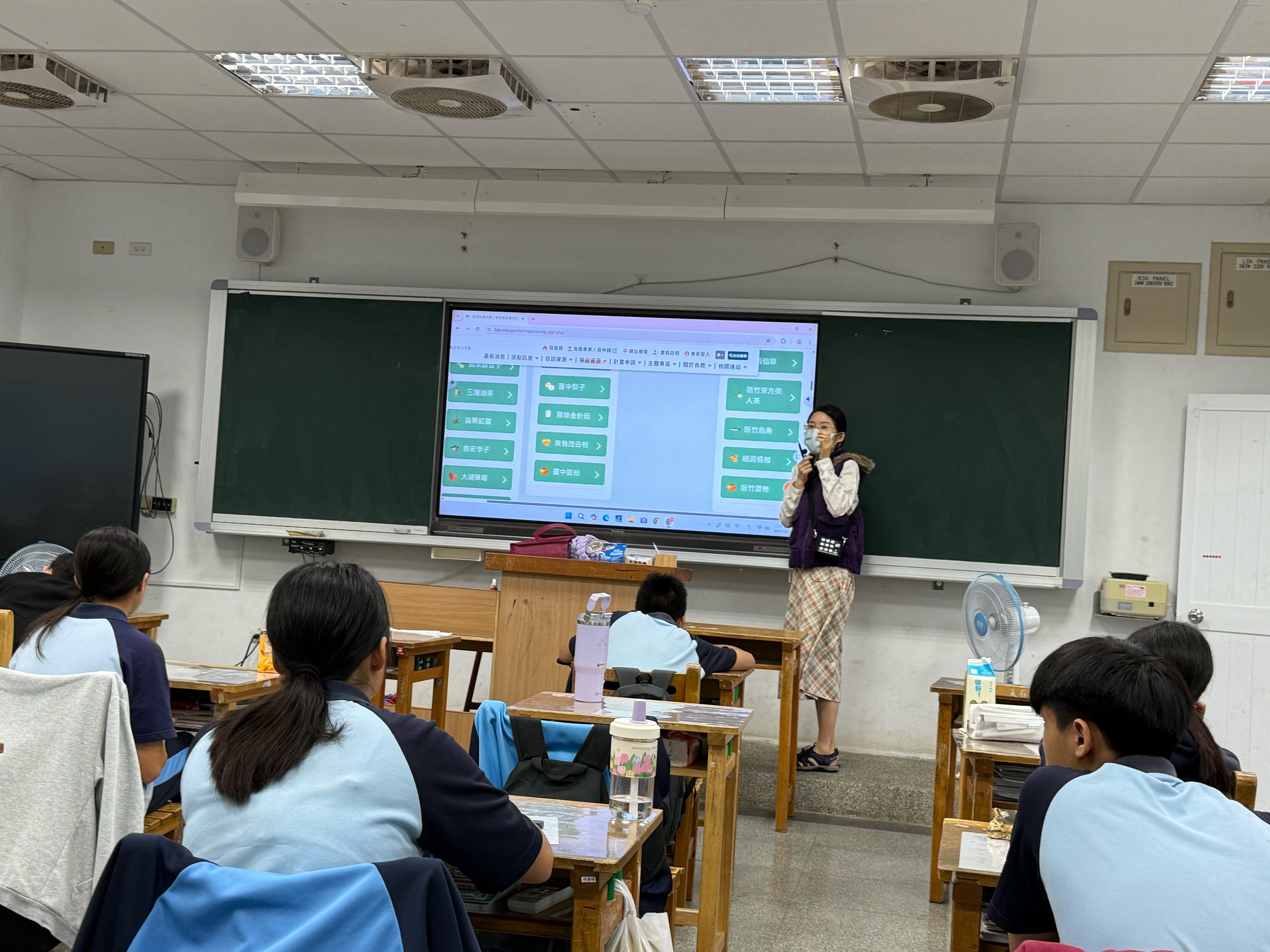 教師示範如何瀏覽各縣市分類資訊