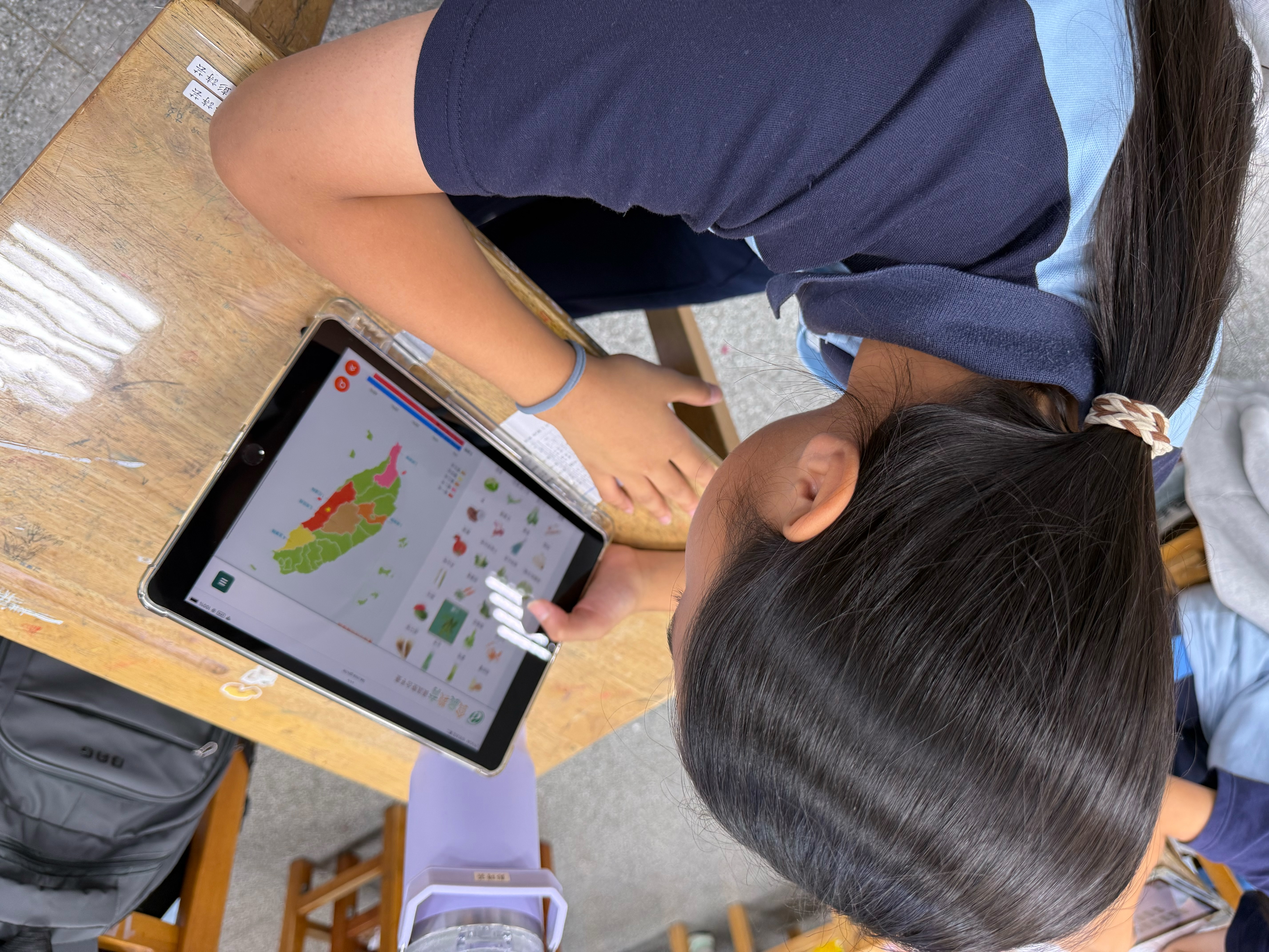 學生瀏覽各縣市農產品