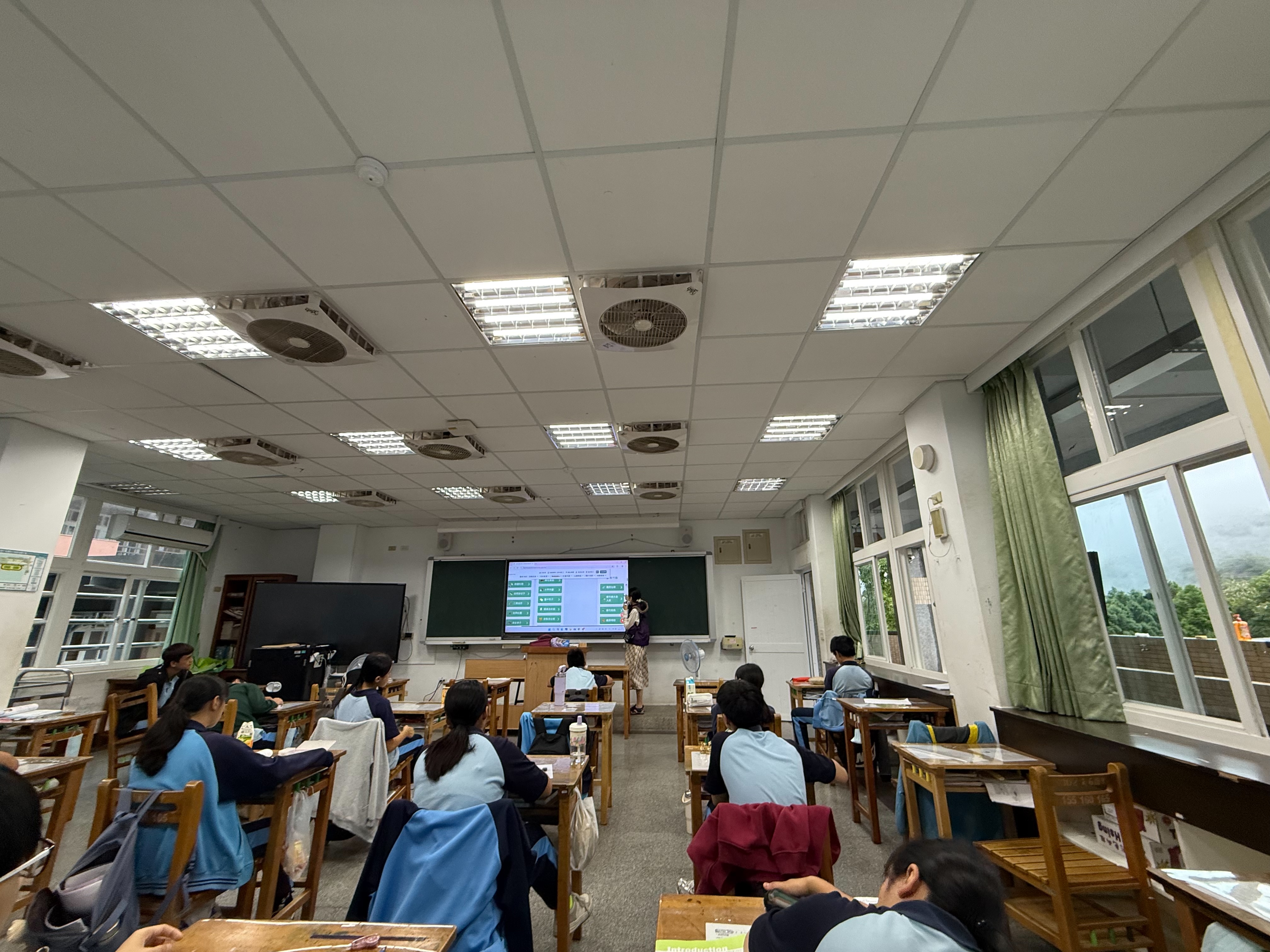 教師說明學生接下來的平板任務