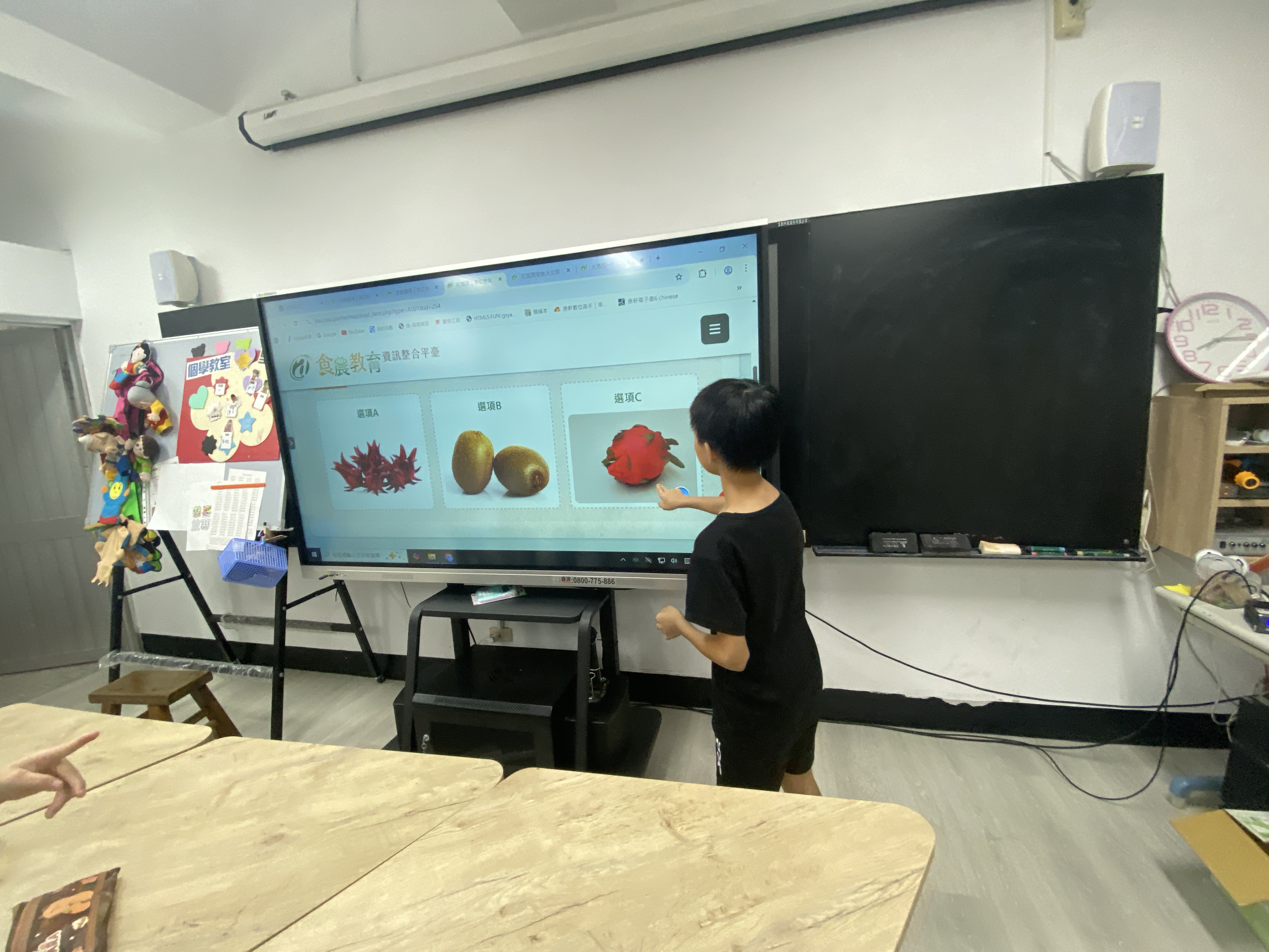 學生進行互動答題遊戲