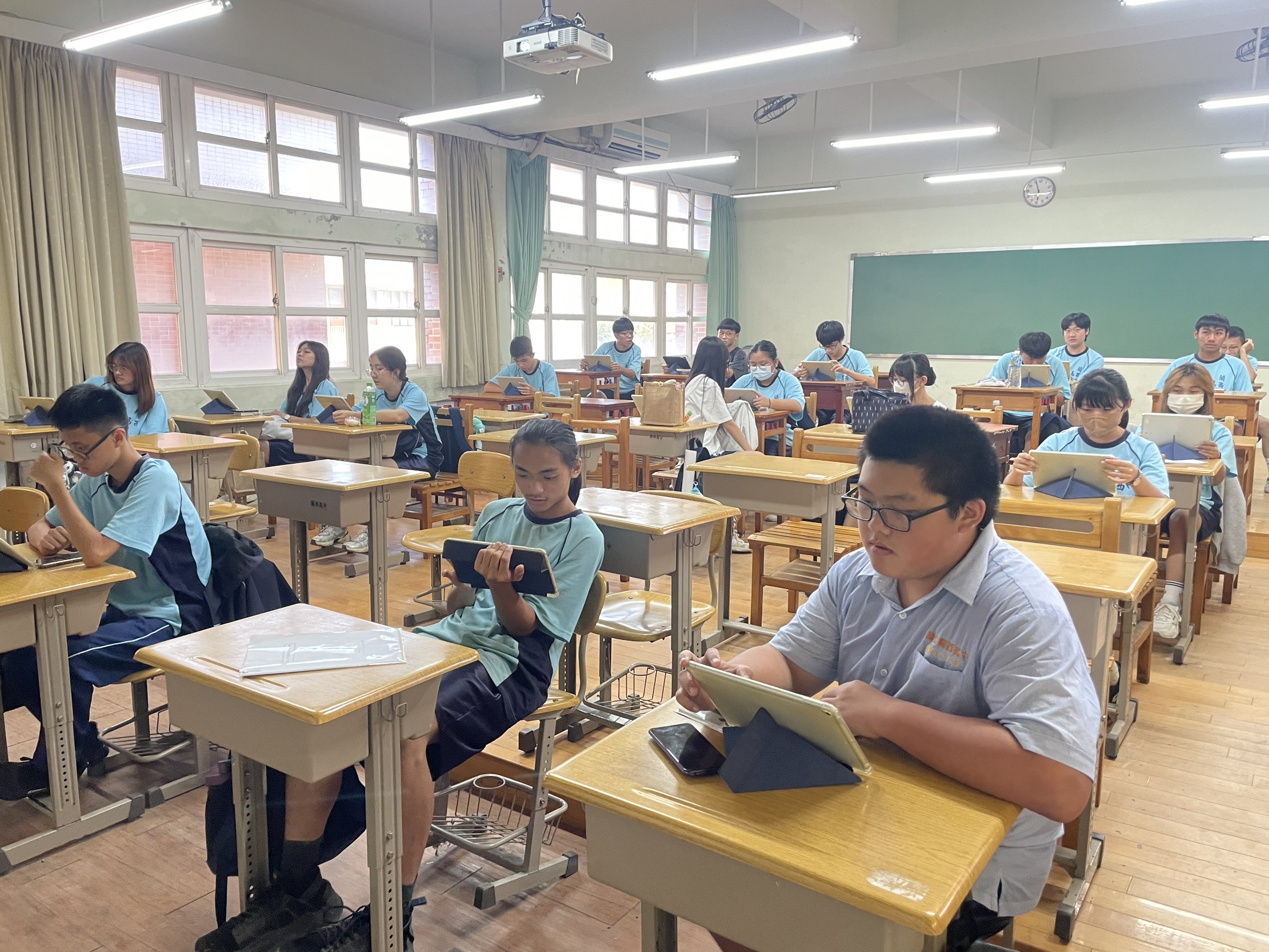 學生使用平板登錄平台