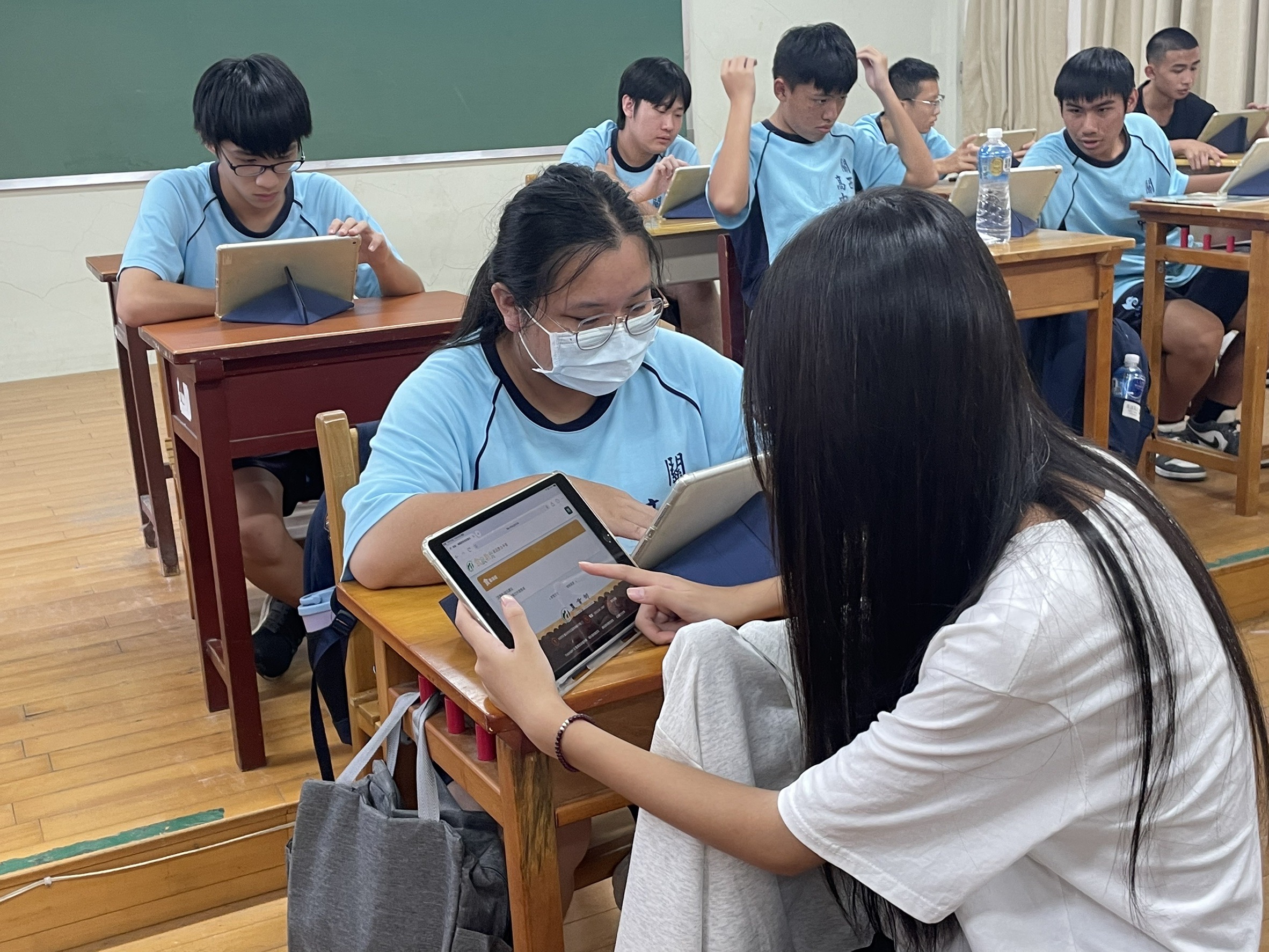 學生使用平板進行活動
