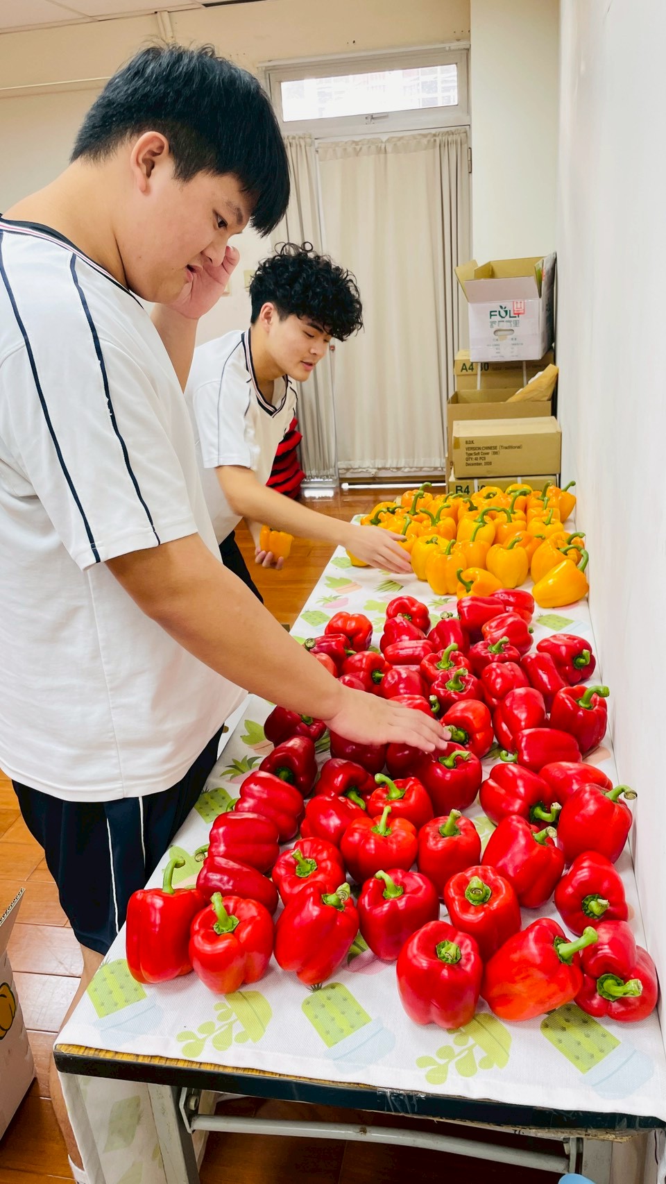 同學家產地直送，在課堂上說明甜椒相關知識
