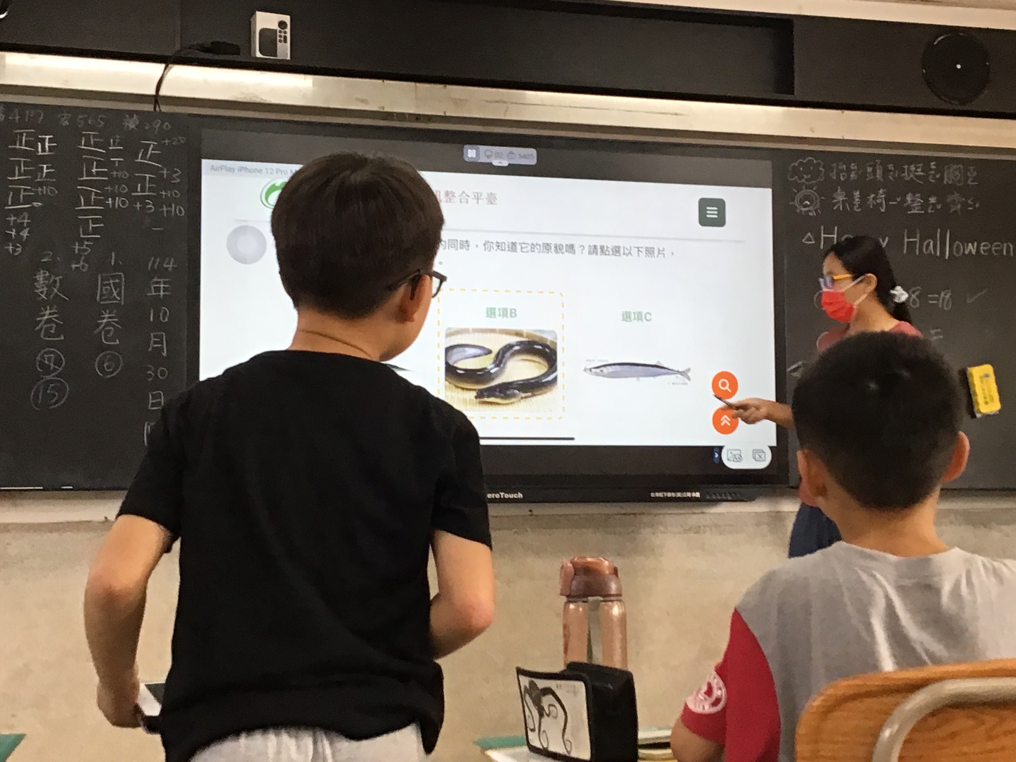 向學生介紹平臺內的鰻魚內容