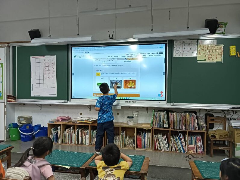 孩子最愛上台點選介紹竹筍的圖片