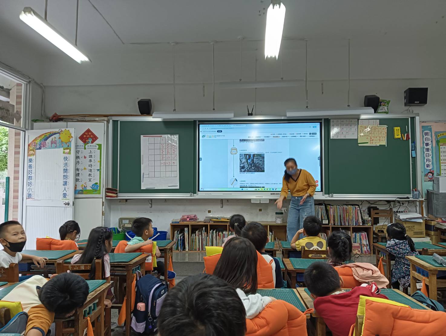 說明竹筍長在地下，需撥土才能看到它的風貌