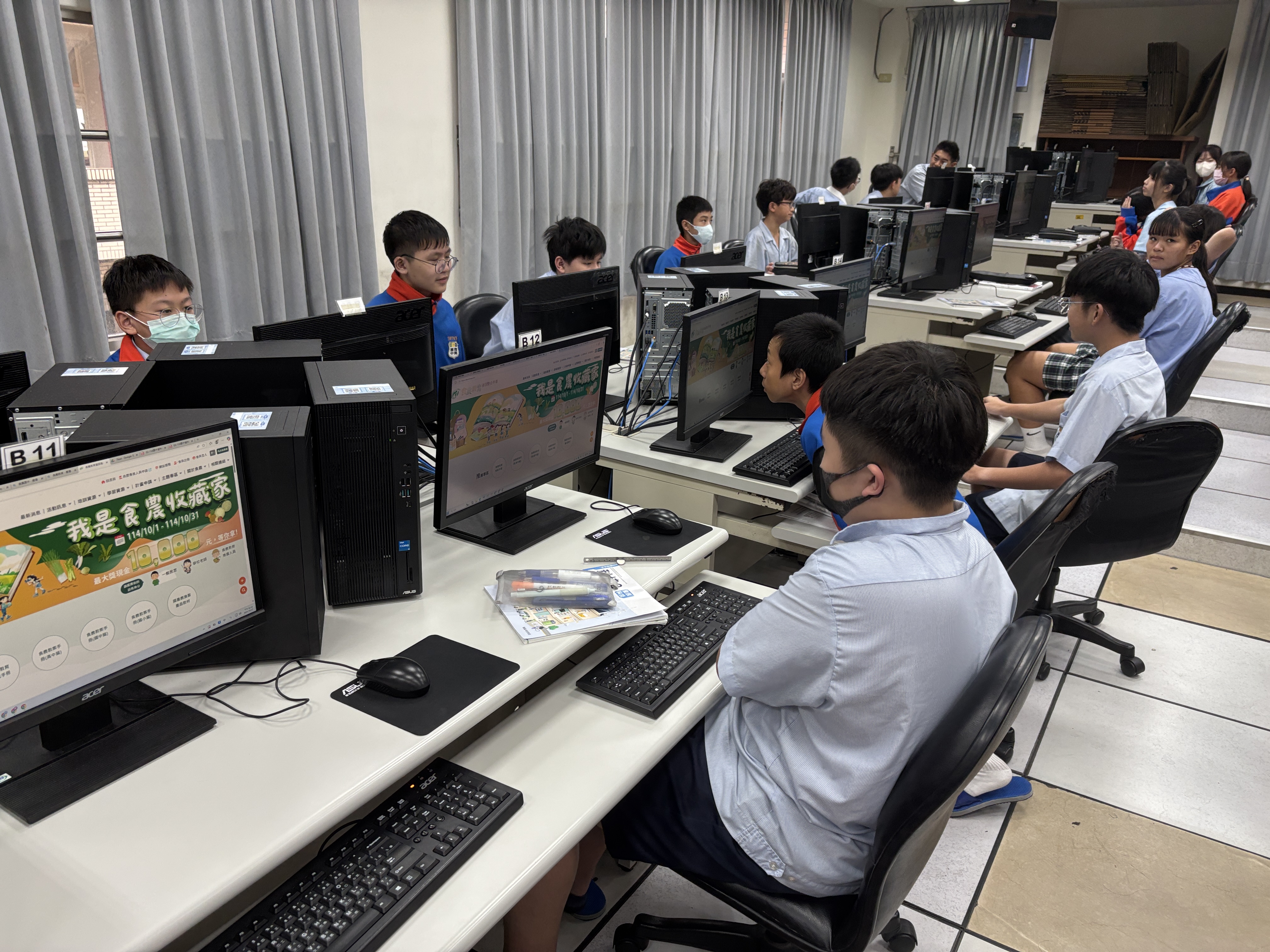 學生看著電腦螢幕,跟著學習食農教育.