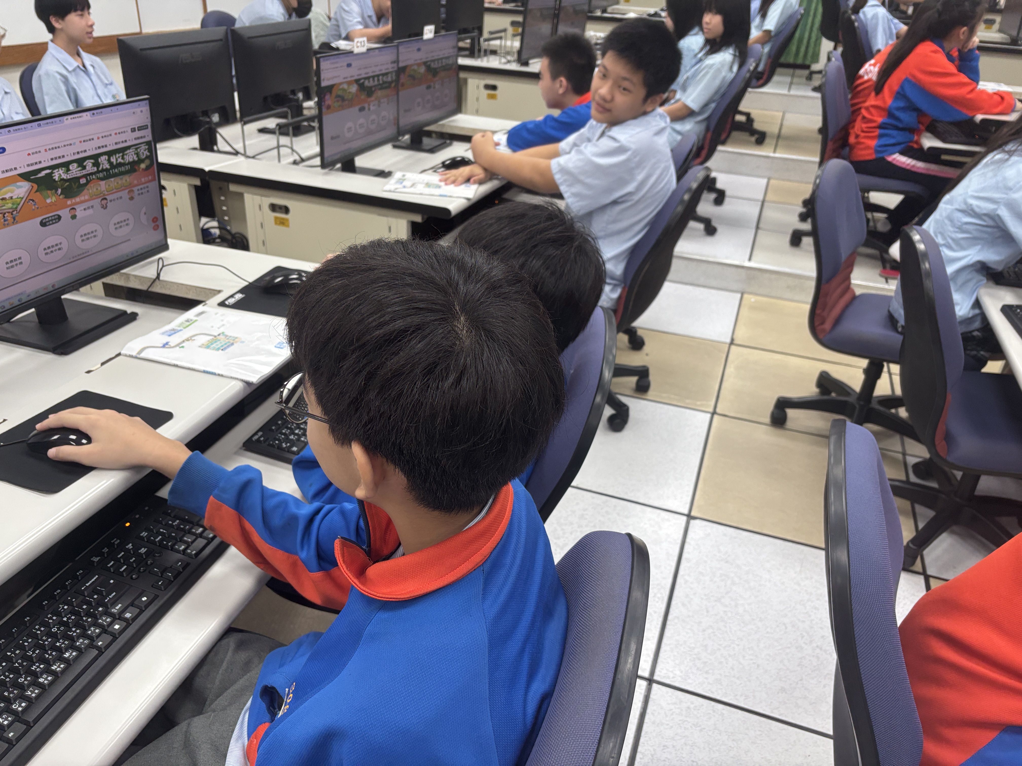 學生實際操作網路查詢功能