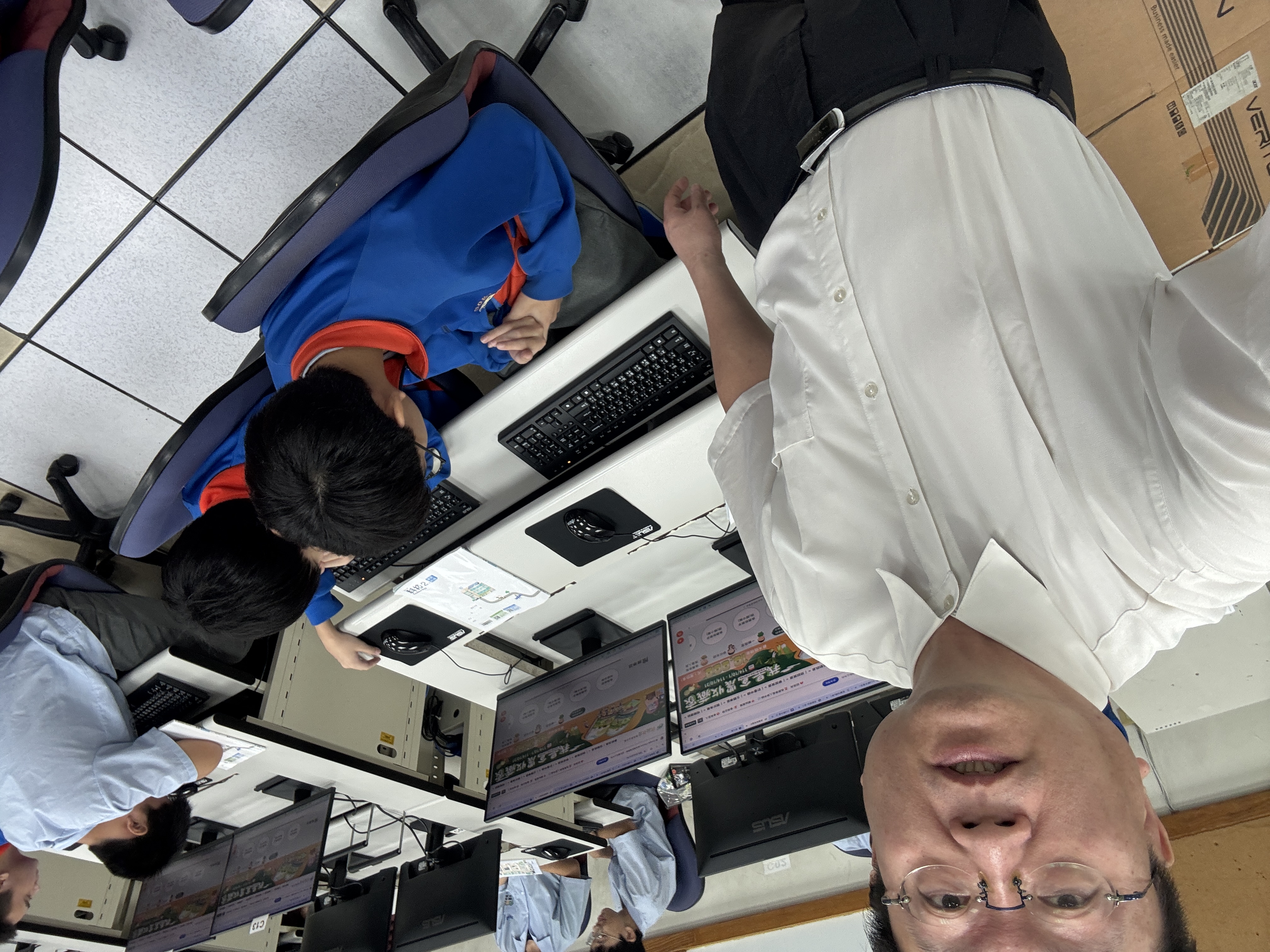 拍攝宣傳照片時,害羞的學生會學習像鴕鳥.