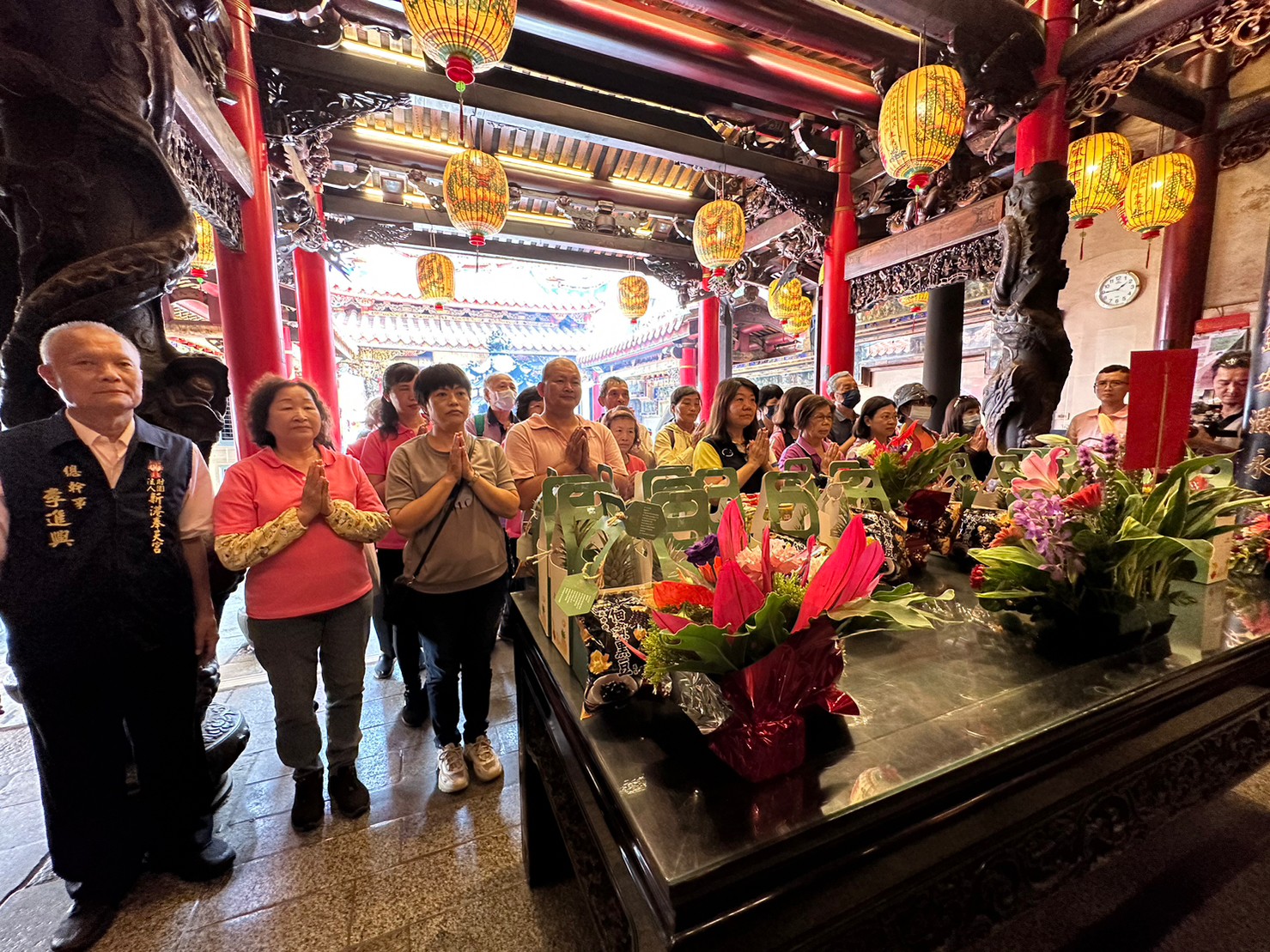 提著”鳳九”鳳梨到新港奉天宮朝拜期許旺旺一整年