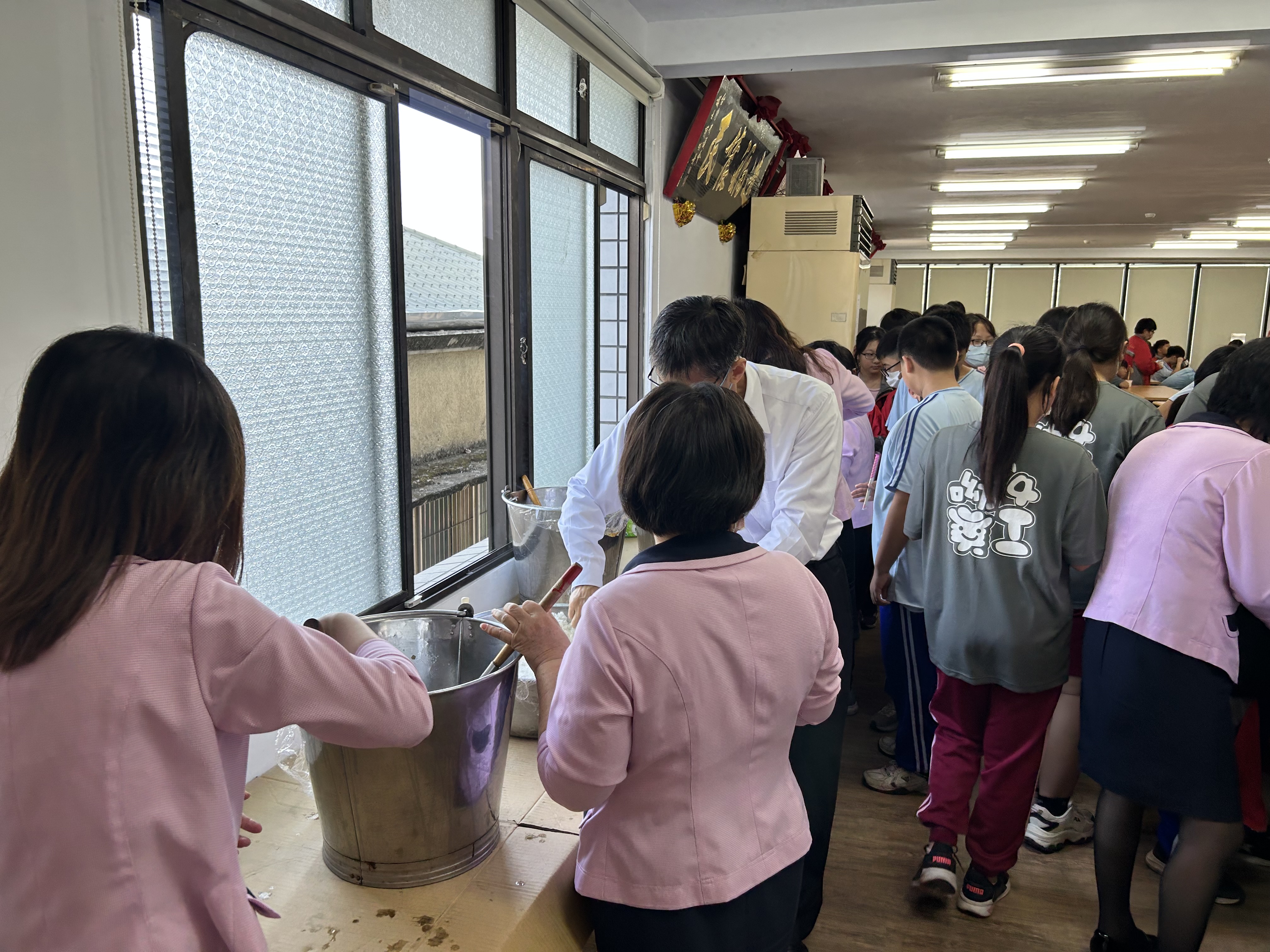 依據食農教育本質共餐,採用當地農民作物為主(高麗菜等)，製作成古早味飯湯