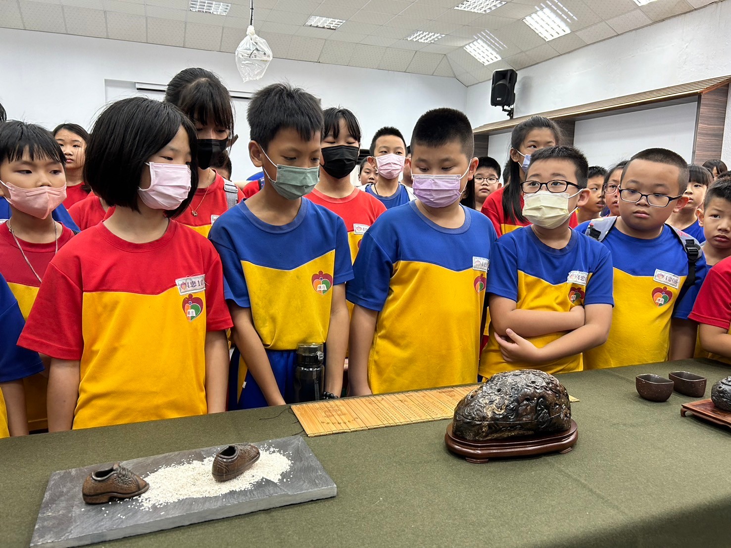 在地的石雕黃寶慶大師創作，美美荖濃溪、滿滿的溪水，流過了阿里港來到了九塊厝，肥沃高灘地，是九塊厝農業的源頭，也是現代九如鄉檸檬，世界有名的水源，帶給九如鄉財富，孕育多元的人文