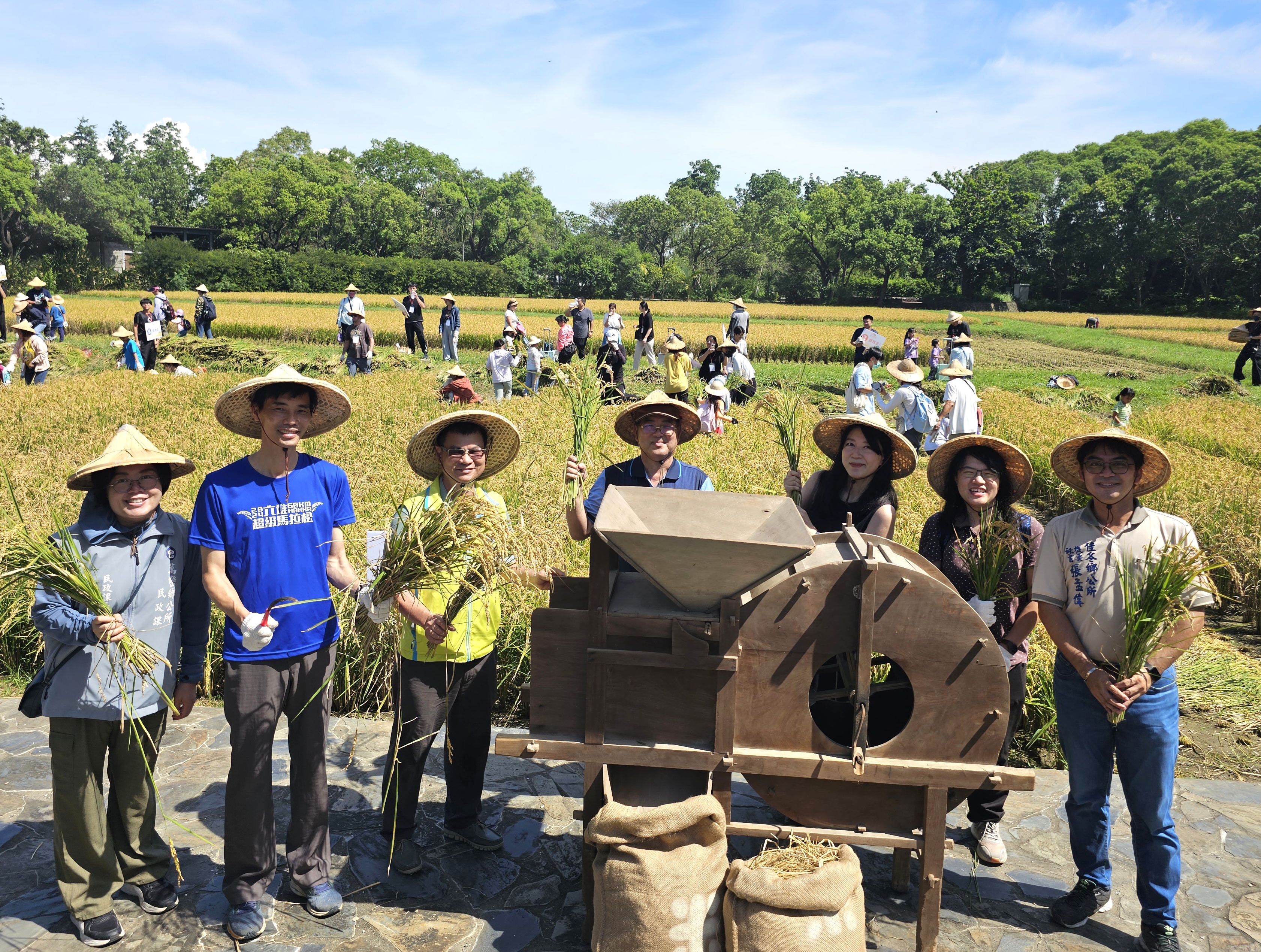 六堆黃金稻穗糯米大豐收,參與貴賓於風穀機前合影