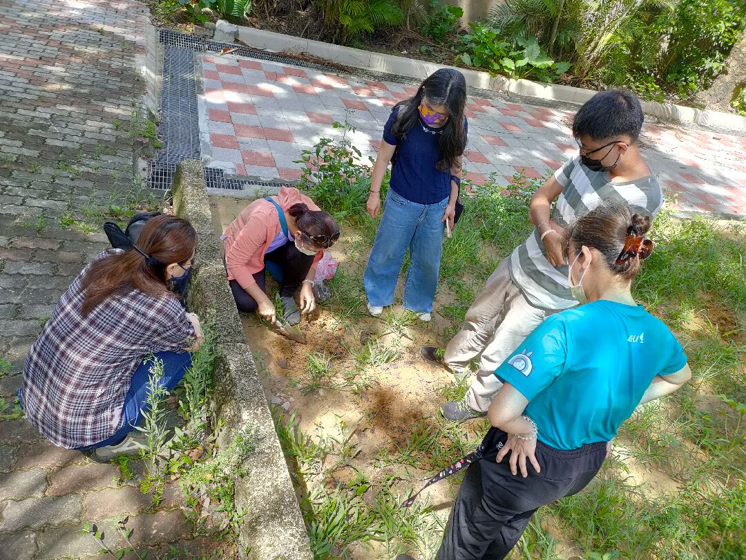 本場土壤專家(手持鏟子)協助採集樣本回實驗室進行土壤成分分析。