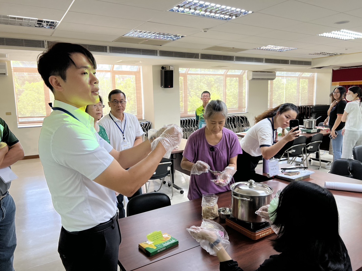 講師與學員親手現包現煮豬肉水餃與肉丸湯