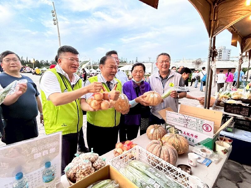 陳縣長、陳局長、黃分場長等促銷推廣本縣澎湖好農生產的蔬果