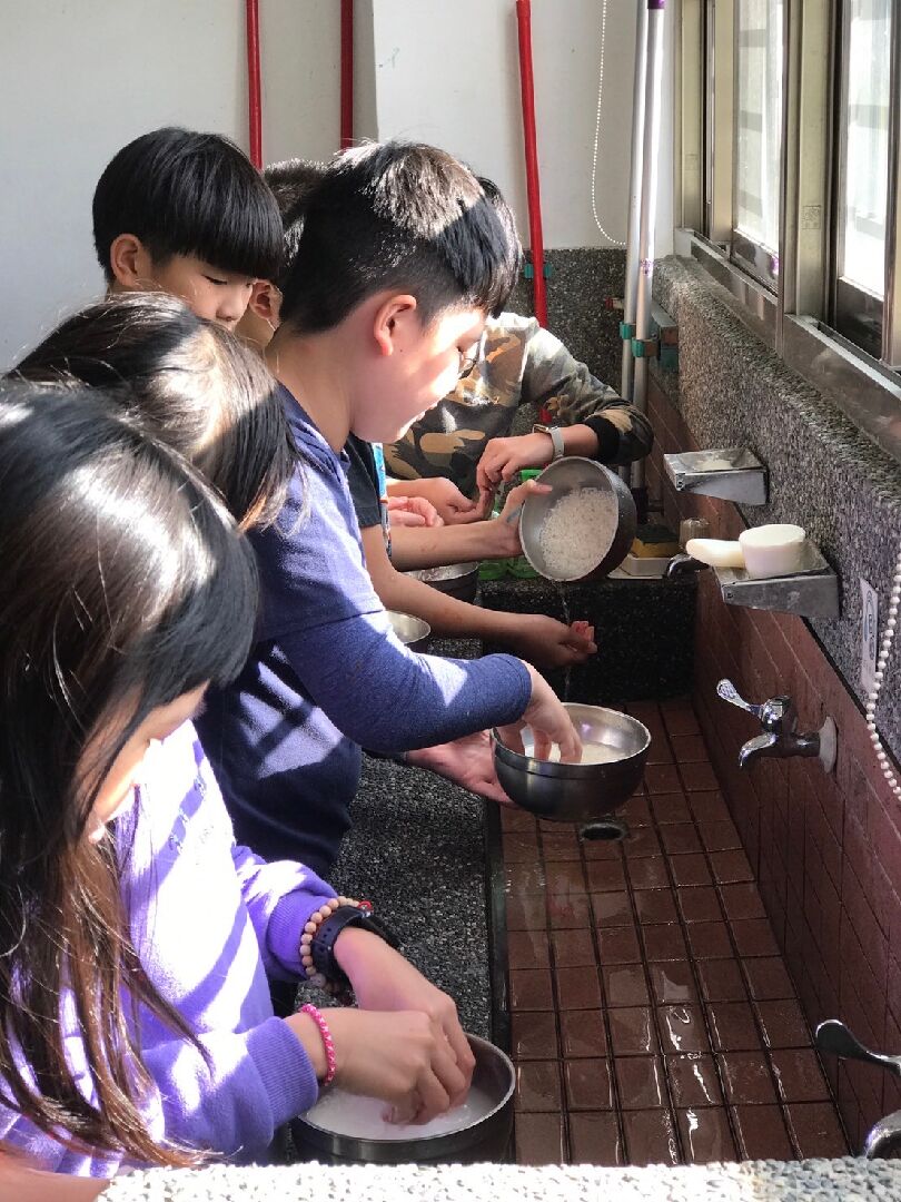 學童清洗香菇照