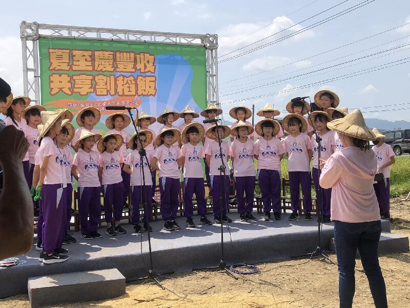 東山國小合唱團在稻田前開唱，歌聲令人感動