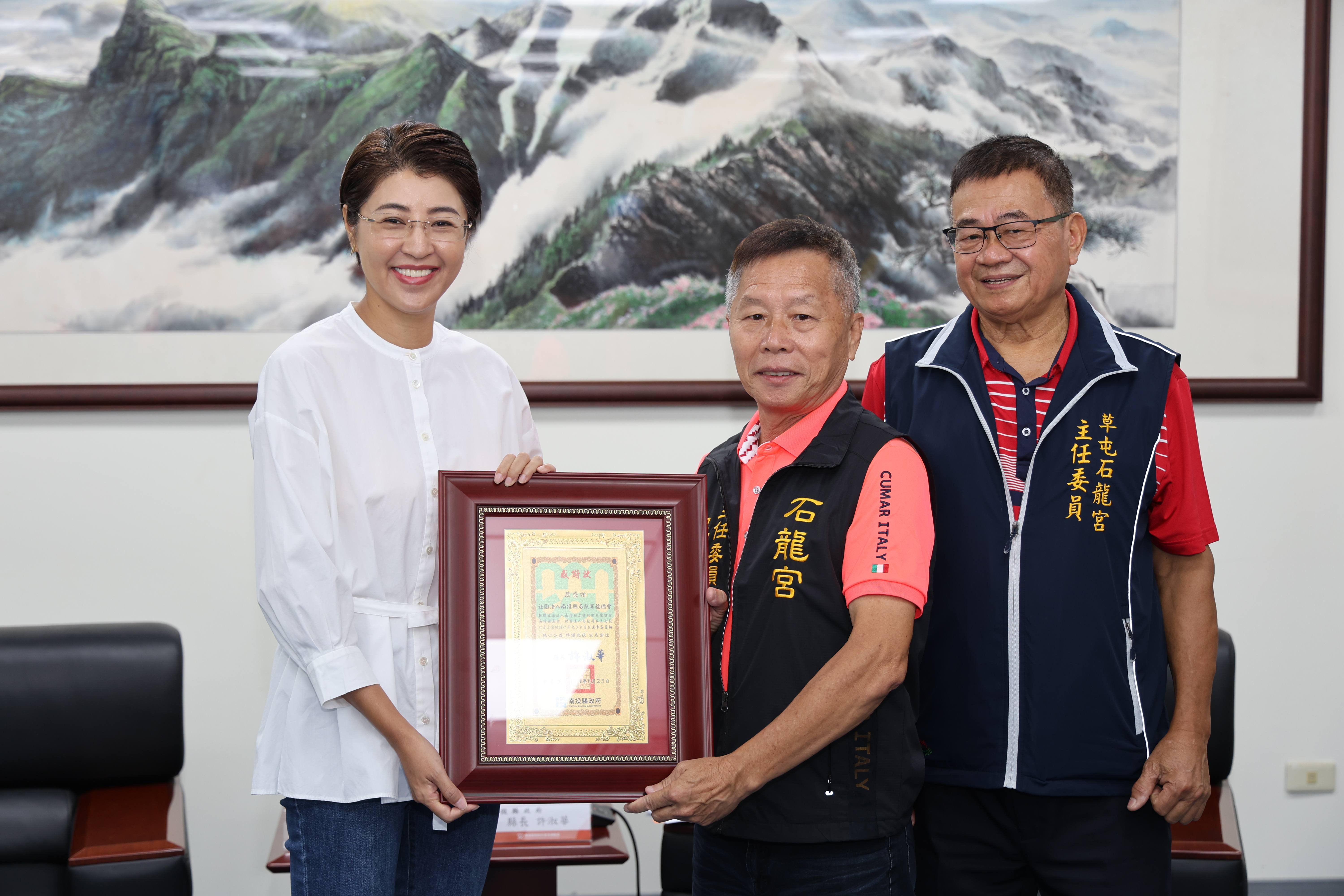 相關圖片2-泡麵土地公石龍宮福德會慨捐3輛交通車  嘉惠3社團擴大服務弱勢及推廣食農教育