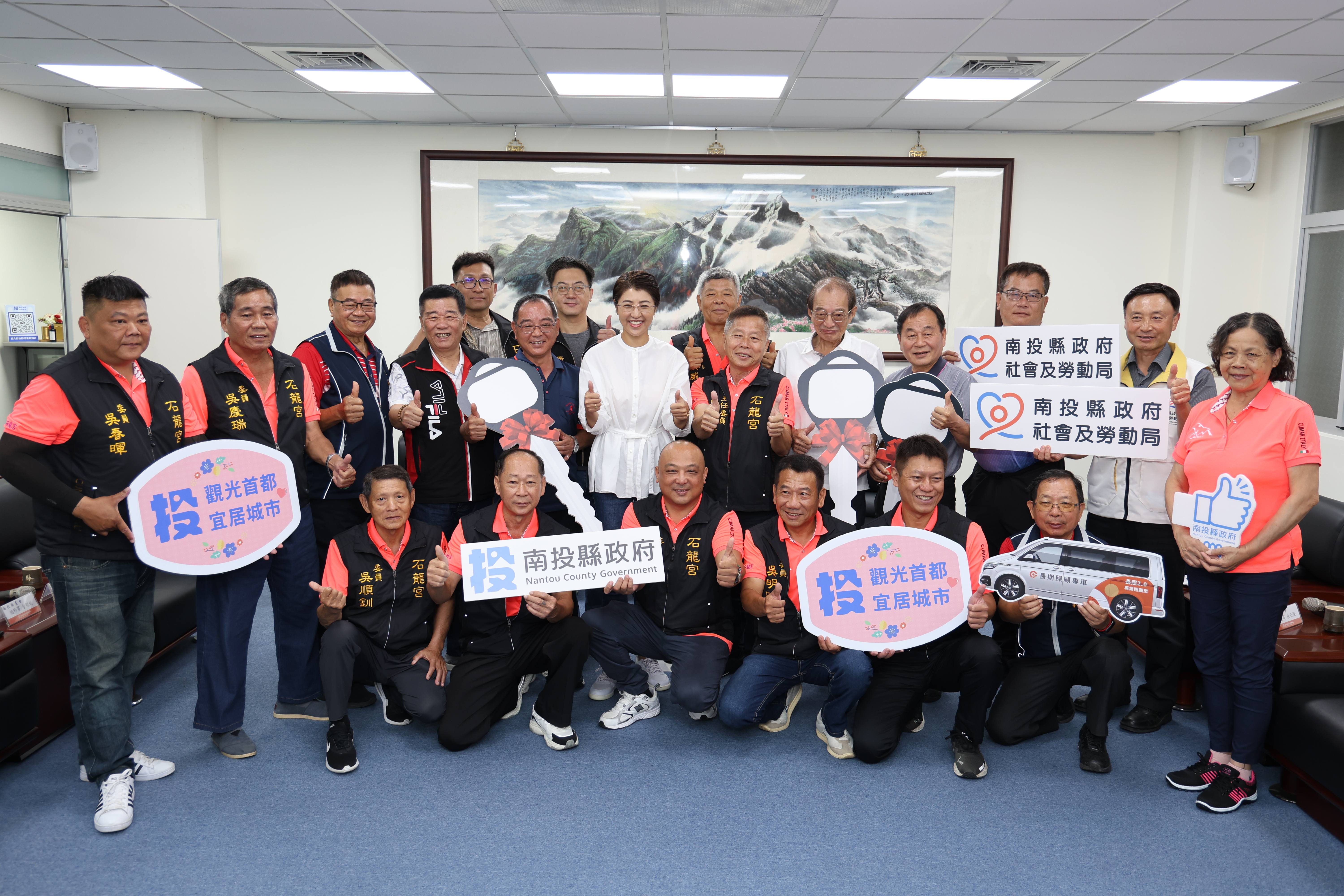 相關圖片3-泡麵土地公石龍宮福德會慨捐3輛交通車  嘉惠3社團擴大服務弱勢及推廣食農教育