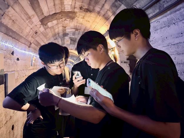 參與者在農好基地坑道內專注解謎,體驗軍事歷史