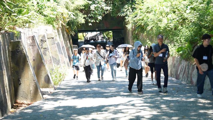 圖為花蓮女中「十五萬選我就隊」的學生,在「農好基地」實境解謎活動中,化身為導覽