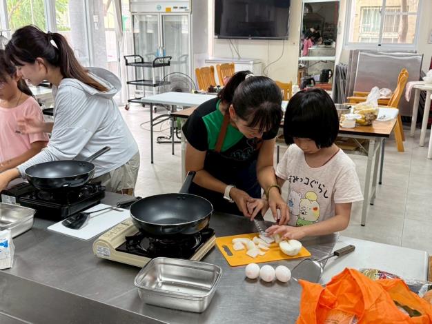 帶領兒少市場採買、烹飪實作