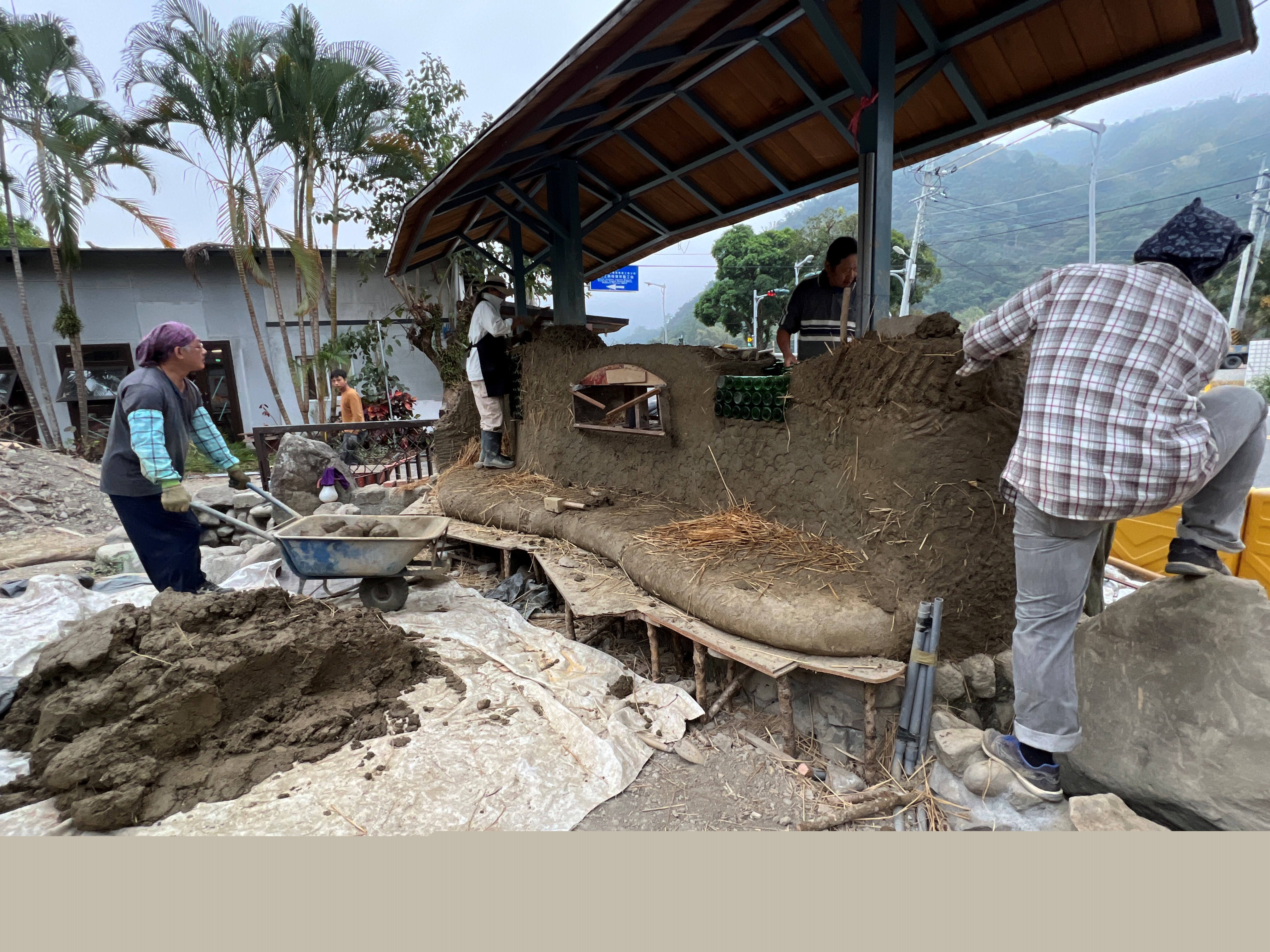 改善過程中攜手社區工藝匠師,運用傳統工法共同打造黏土牆,傳承檨仔腳重建共創精神。