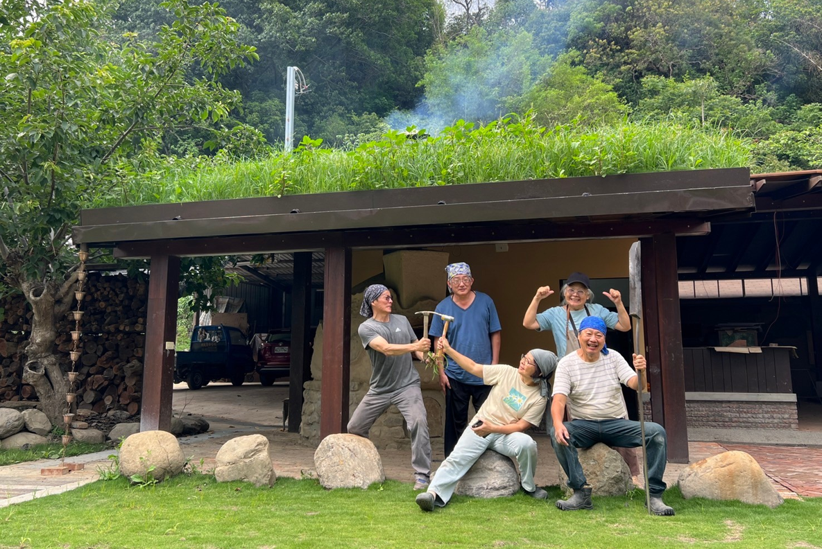 麵包窯上的綠屋頂,展現在地與自然共生息的永續精神。