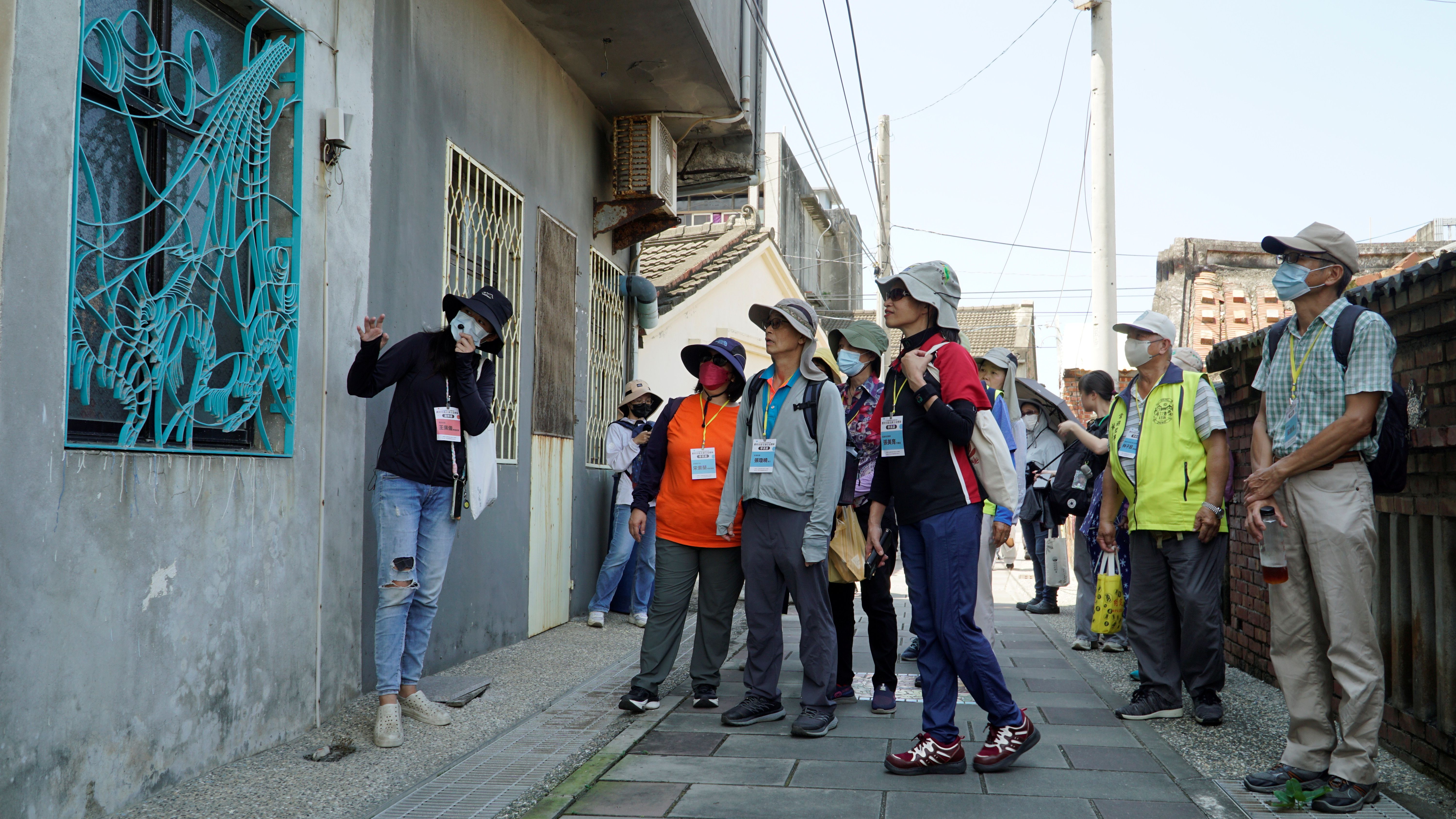梧北社區發展協會專案經理王佩儀帶領學員導覽椬梧映月塘、鐵花窗聚落等社區場域。