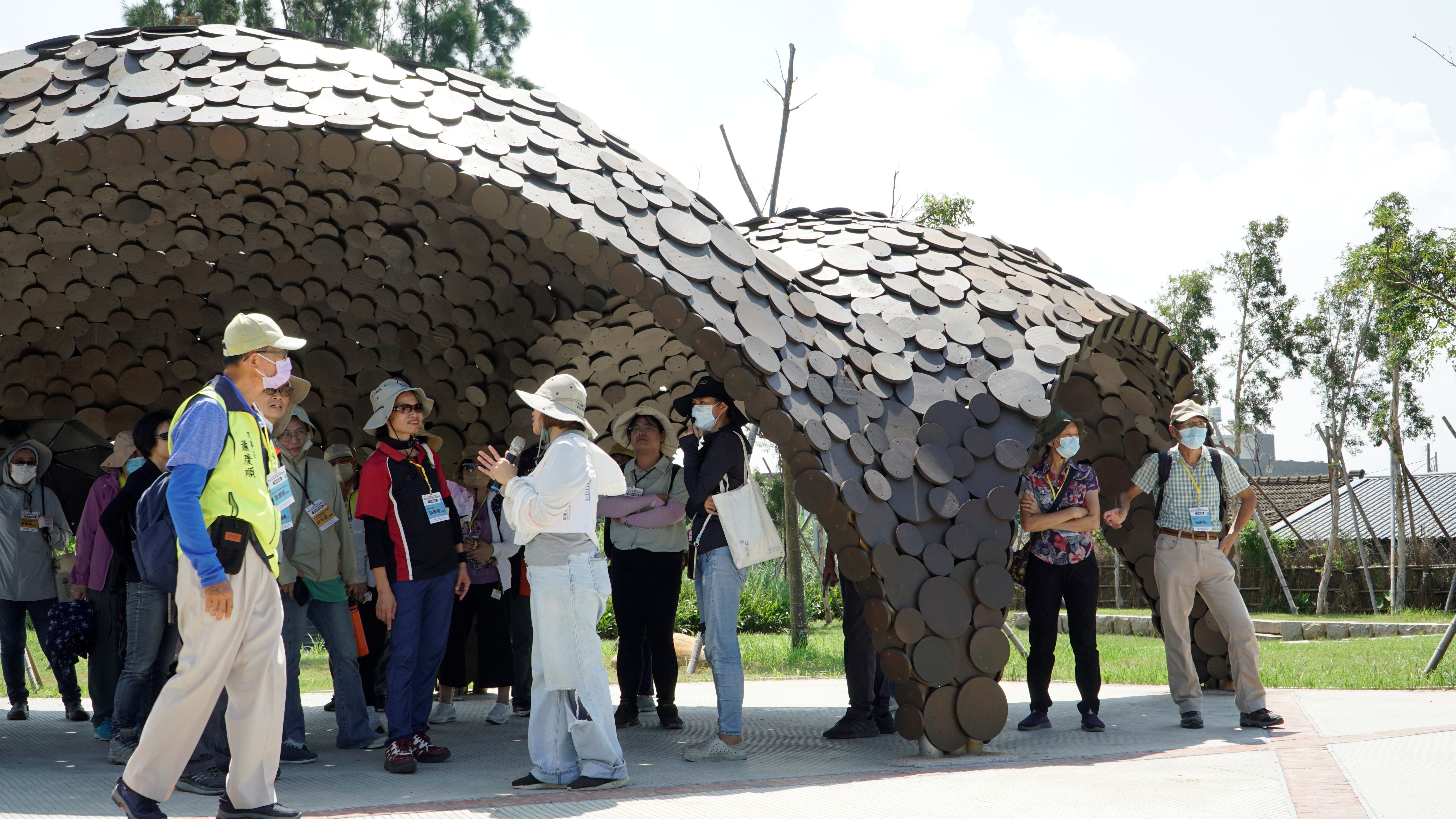 鼎晟工程顧問有限公司說明,椬梧映月塘融入小雨燕農村特色,將早年閒置荒廢的農村埤塘活化再生。