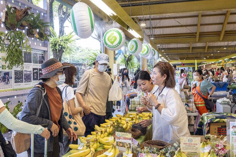 農糧署於臺北希望廣場舉辦市集展售國產驗證農產品