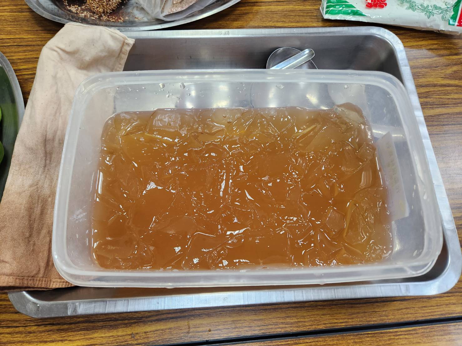 透明澄澈的愛玉凍慢慢凝結成形