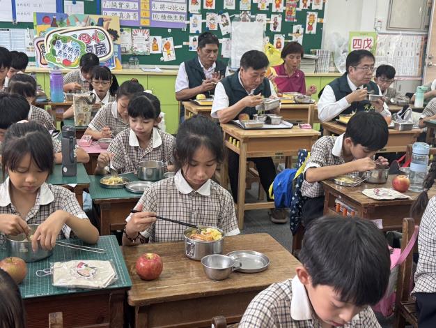 市長黃偉哲至麻豆國小與學童一起品嘗台灣鯛-中時