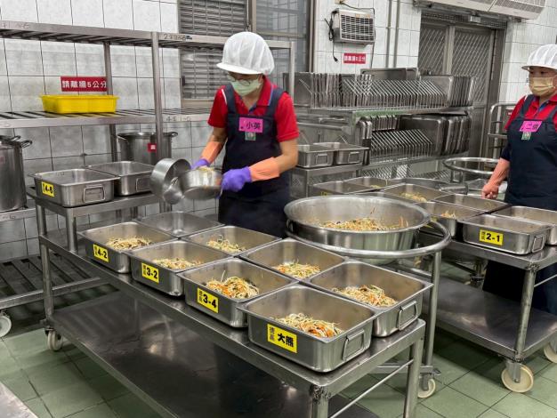 台南市持續推動學校午餐中央廚房化