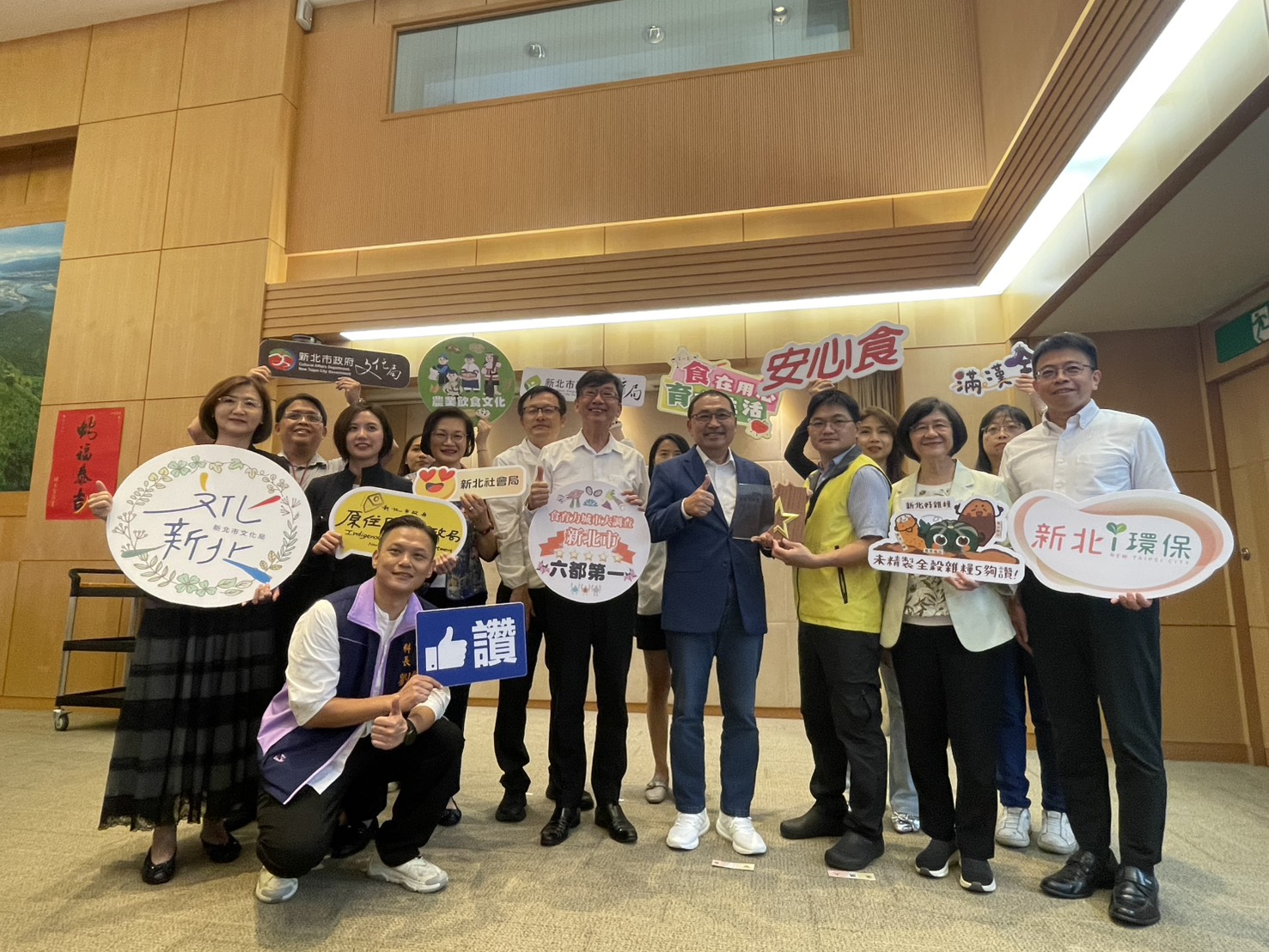 新北市以全國第2名、六都第1名佳績獲得「2025食育力城市大調查」五星城市殊榮,今(24)日於市政會議獻獎與市長侯友宜(中)分享榮耀