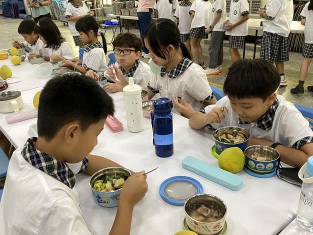 永康國小學生大口享用秋季當季節令午餐