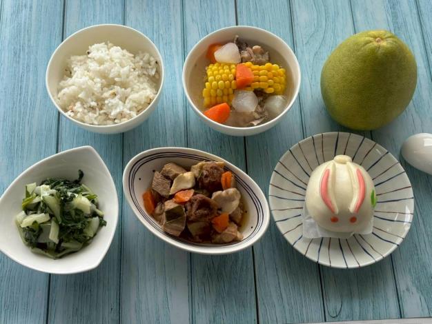 仁德國小玉兔中秋餐盤-薏仁飯、梅子燒肉、玉兔包、有機菜、蘿蔔玉米雞湯、文旦