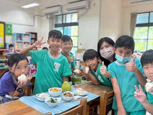 仁德國小學生開心享用中秋特餐