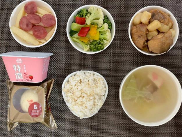 安佃國小中秋特餐-胚芽飯、柚子雞、香腸筊白筍、鮮蔬溫莎拉、昆布火鍋、乳品或月餅