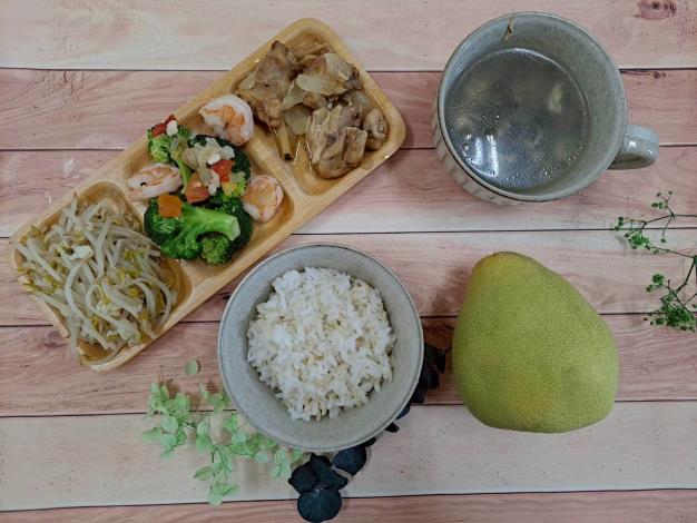 協進國小中秋特餐-糙米飯、柚香雞、莎莎醬海鮮、清炒豆芽菜、紫菜蛋花湯、柚子