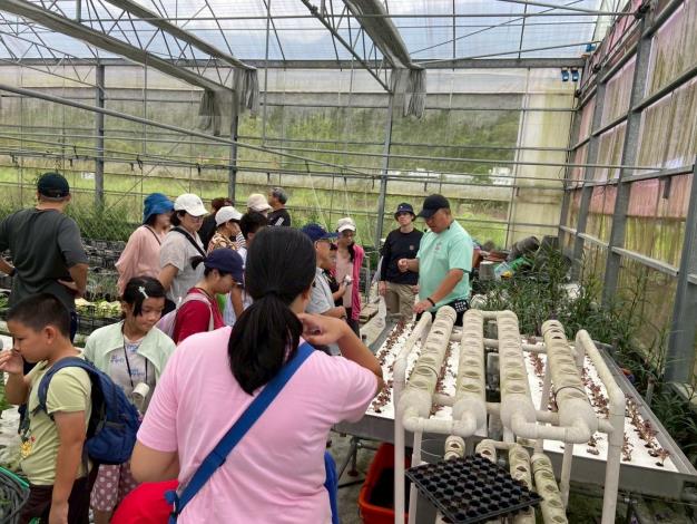 向民眾介紹永續農業作為