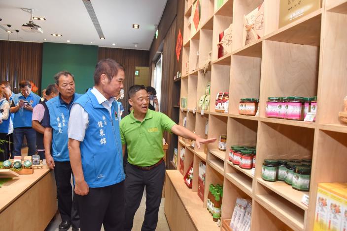 金椿總經理陳有倫介紹苦茶油產品