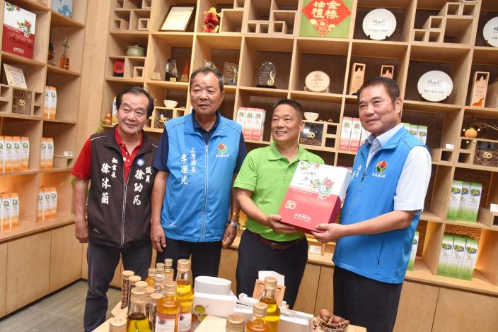 縣長鍾東錦在禮盒簽名留念