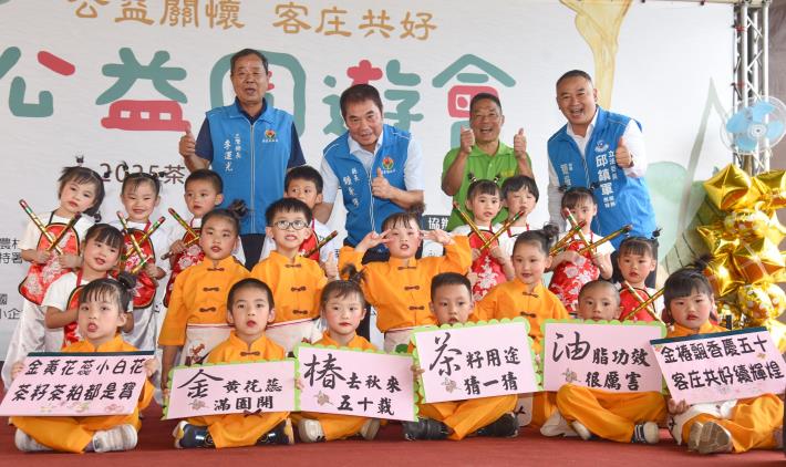 來賓為開場表演的小朋友打氣