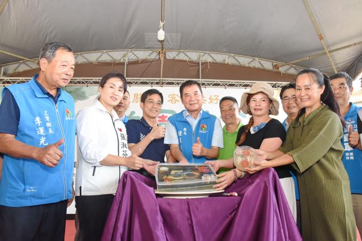 縣長鍾東錦與來賓切果凍花開幕